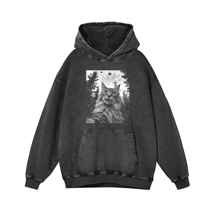 Funny Maine Coon Cat Taking Selfie with UFOs Funny T-Shirt