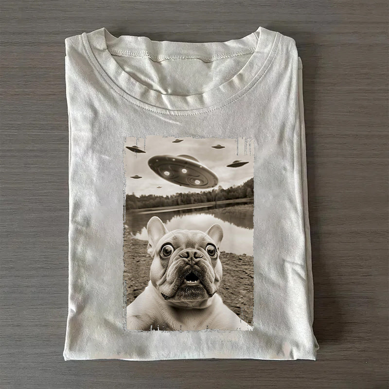 French Bulldog Taking Selfie with UFOs Funny T-Shirt