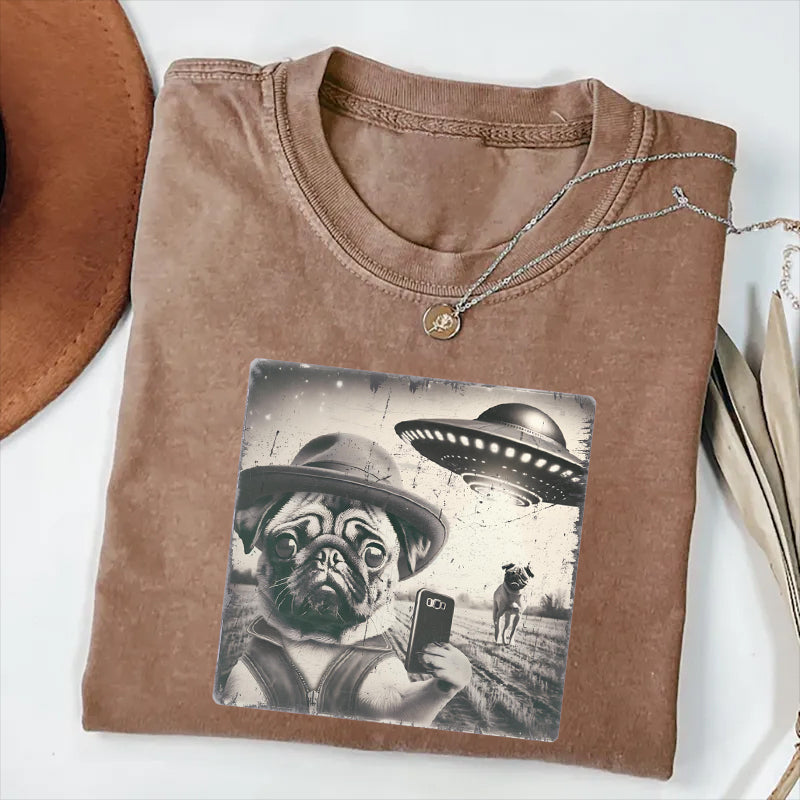 Pug Taking Selfie with UFOs Funny Unisex T-Shirt