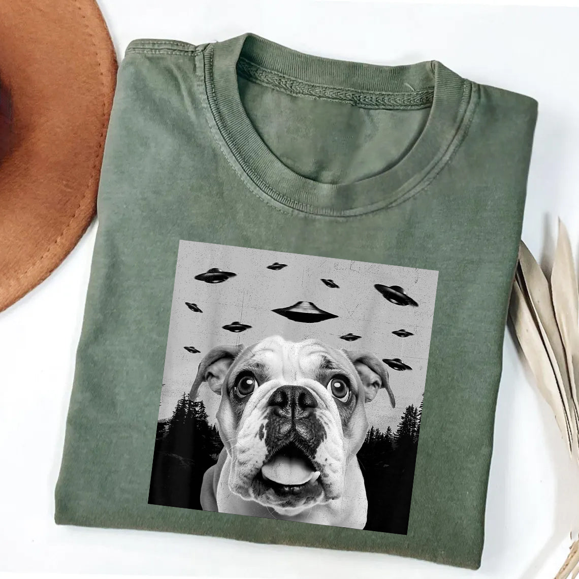 English Bulldog Taking Selfie with UFOs Funny T-Shirt