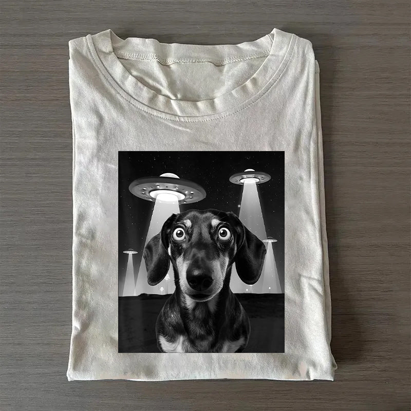 Dachshund Dog Taking Selfie with UFOs Funny T-Shirt
