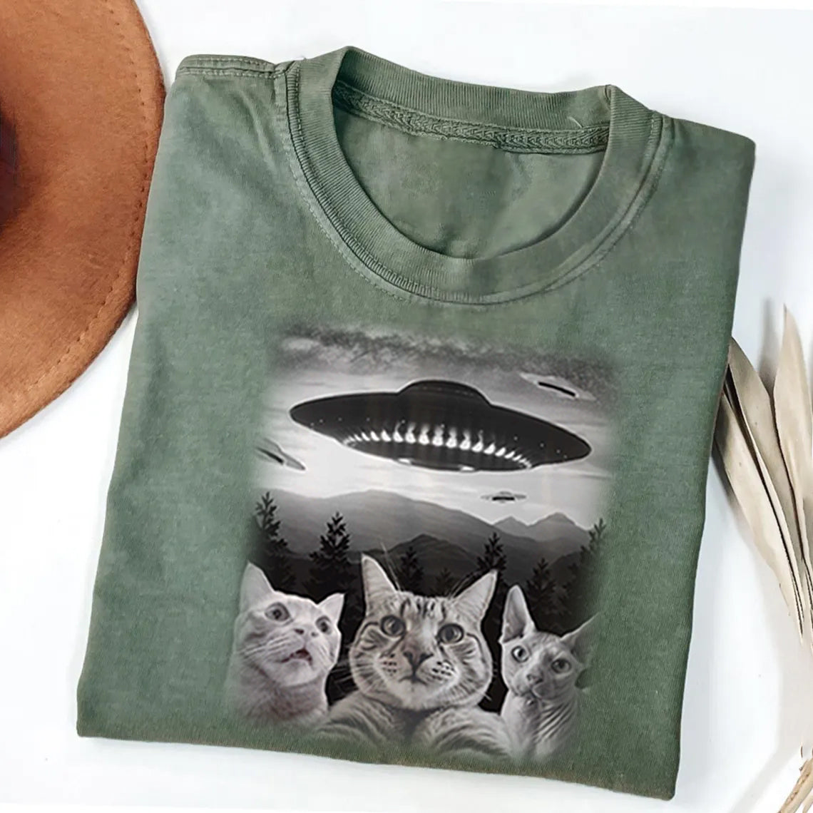 Cat-selfie-with-UFO-washed cotton T-shirt