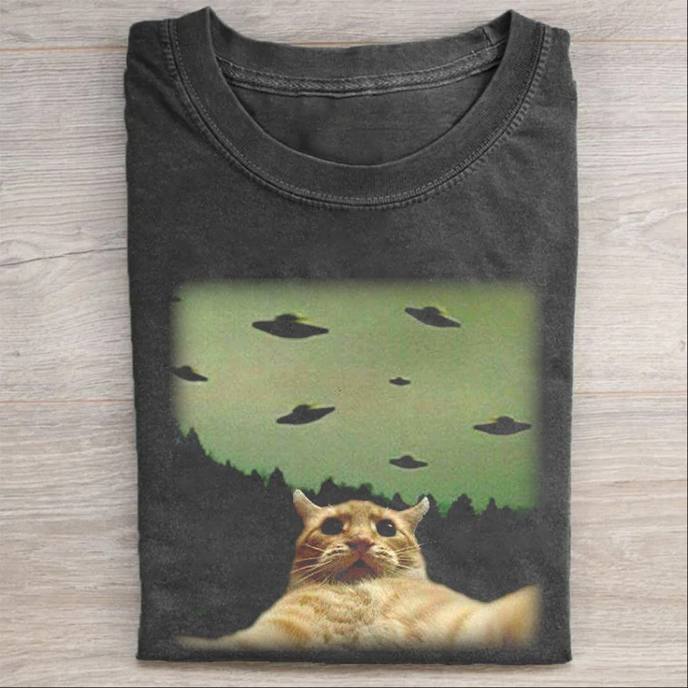 Cat-selfie-with-UFO-washed cotton T-shirt - heygraff