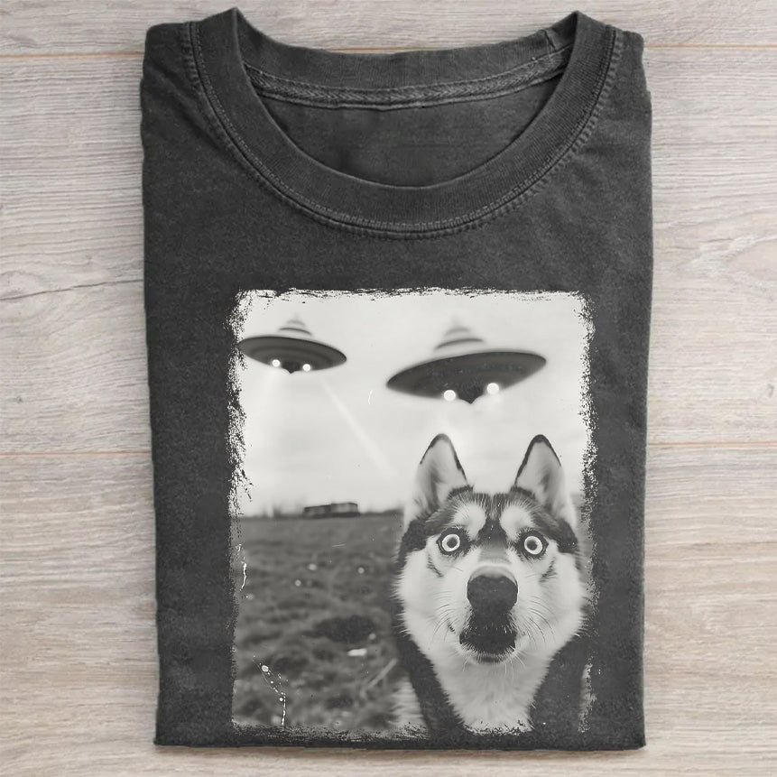 Siberian Husky Dog Taking Selfie with UFOs Funny T-Shirt - heygraff