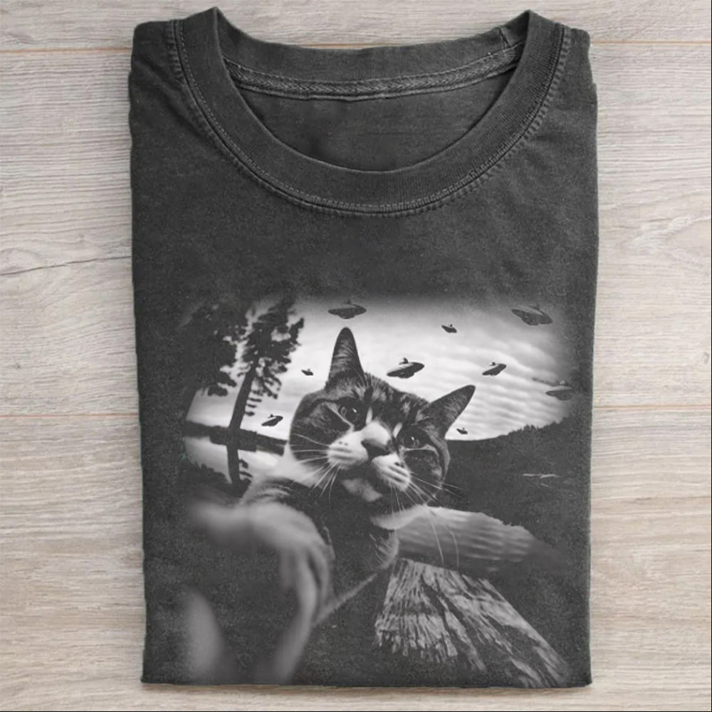 Cat-selfie-with-UFO-washed cotton T-shirt - heygraff