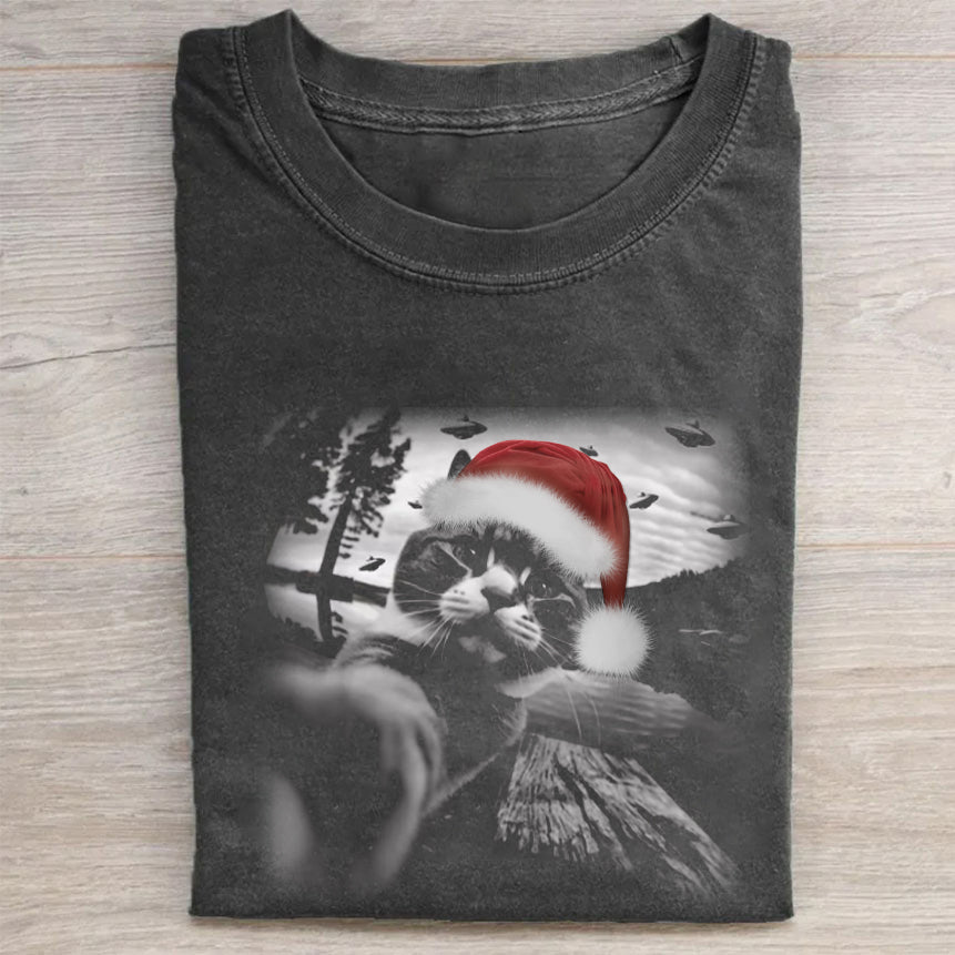 Christmas Cat Selfle With UFO Art Acid Wash Tee - heygraff