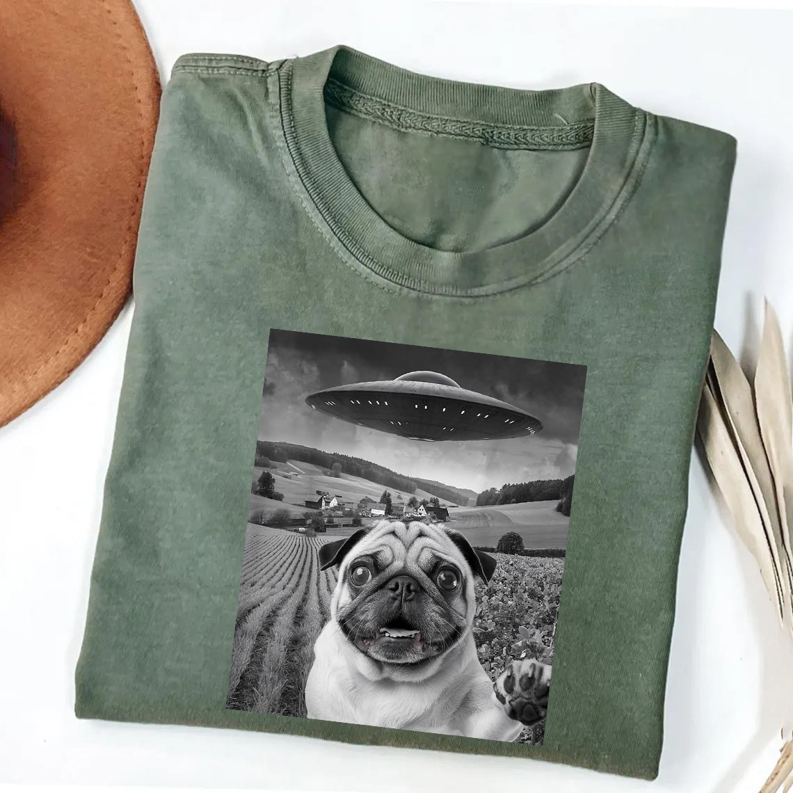 Pug Taking Selfie with UFOs Funny Unisex T-Shirt