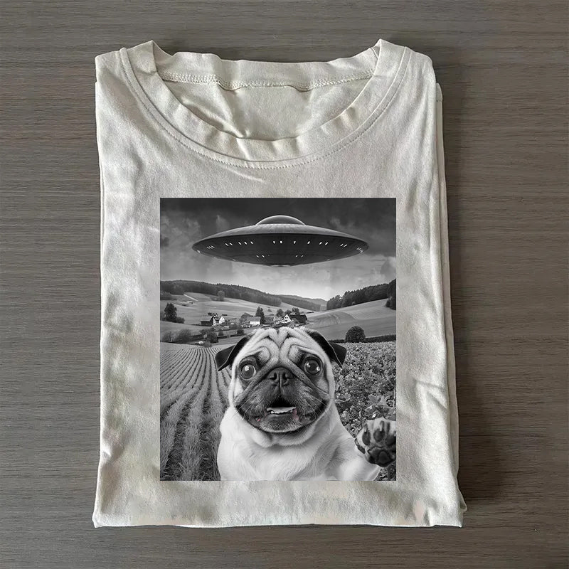 Pug Taking Selfie with UFOs Funny Unisex T-Shirt