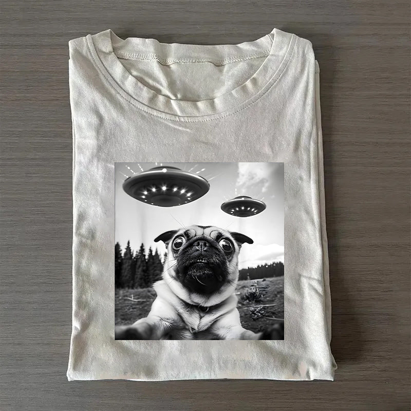 Pug Taking Selfie with UFOs Funny Unisex Shirt