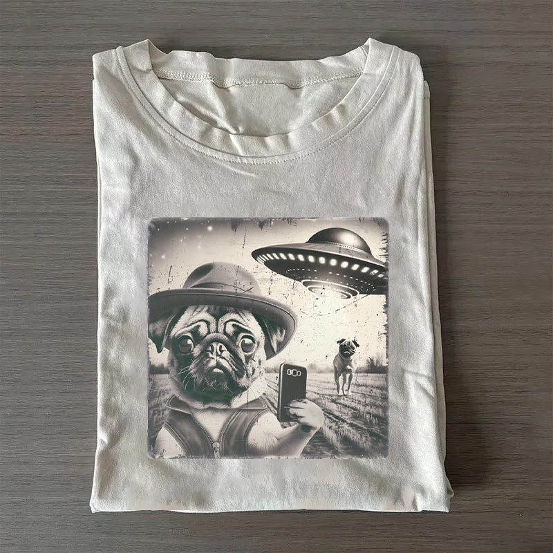 Pug Taking Selfie with UFOs Funny Unisex T-Shirt