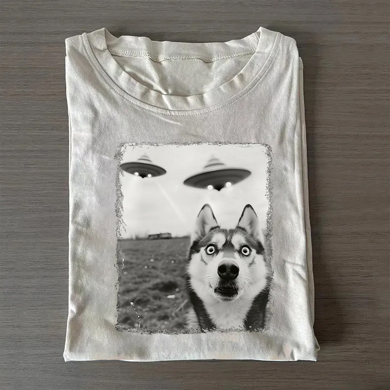 Siberian Husky Dog Taking Selfie with UFOs Funny T-Shirt