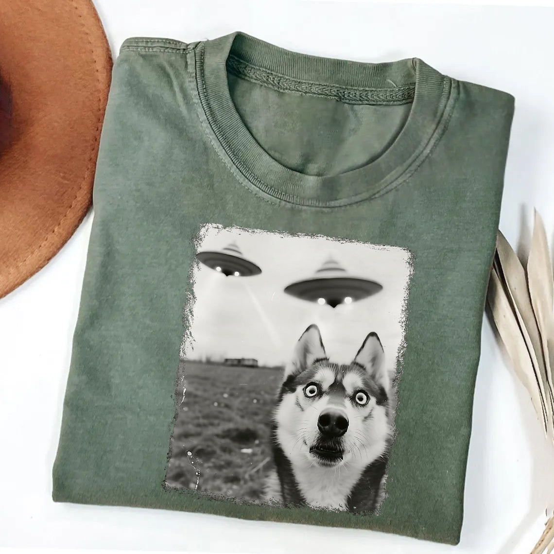 Siberian Husky Dog Taking Selfie with UFOs Funny T-Shirt