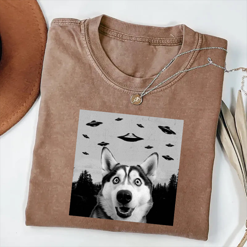Husky Dog Taking Selfie with UFOs Funny T-Shirt