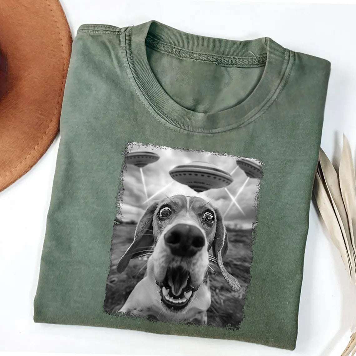 Beagle Dog Taking Selfie with UFOs Funny T-Shirt