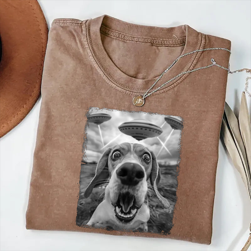 Beagle Dog Taking Selfie with UFOs Funny T-Shirt
