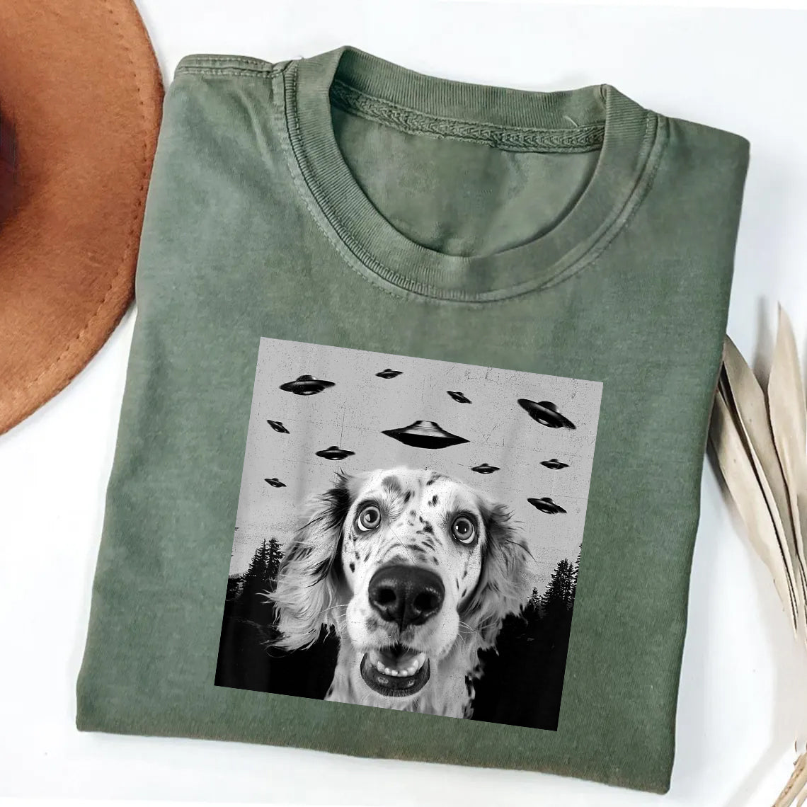 English Setter Dog Taking Selfie with UFOs Funny T-Shirt