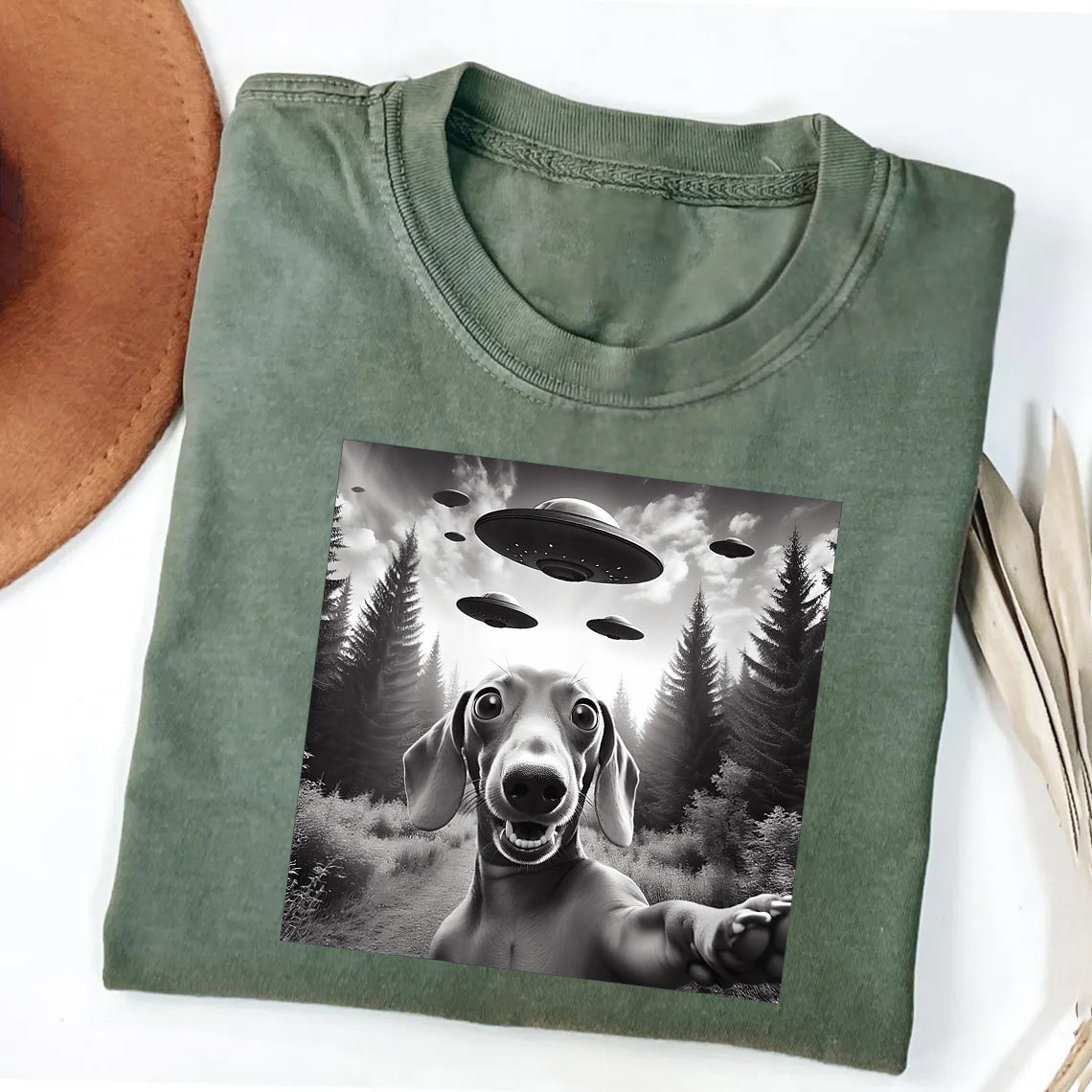 Dachshund Dog Taking Selfie with UFOs Funny Alien Geeks T-Shirt