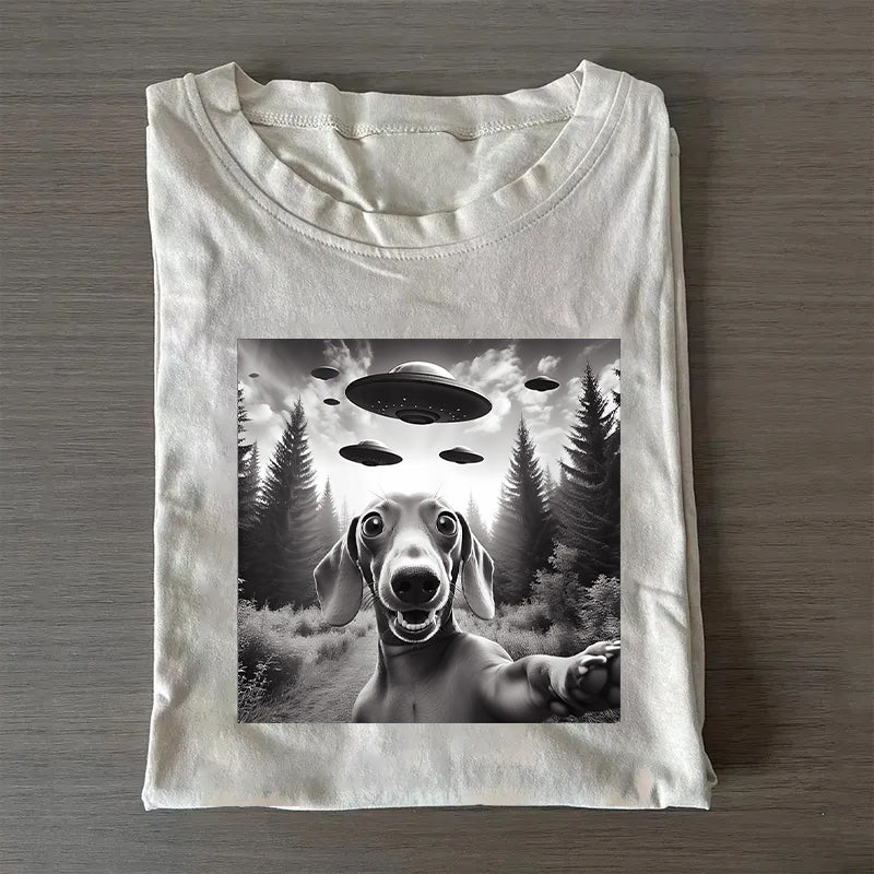 Dachshund Dog Taking Selfie with UFOs Funny Alien Geeks T-Shirt