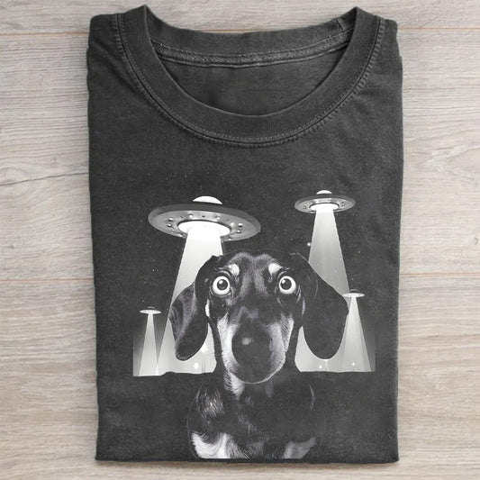 Dachshund Dog Taking Selfie with UFOs Funny T-Shirt - heygraff