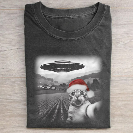 Christmas Cat Selfle With UFO Art Acid Wash Tee - heygraff