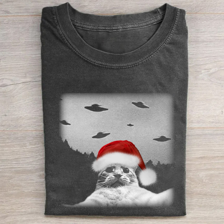 Christmas Cat Selfle With UFO Art Acid Wash Tee - heygraff