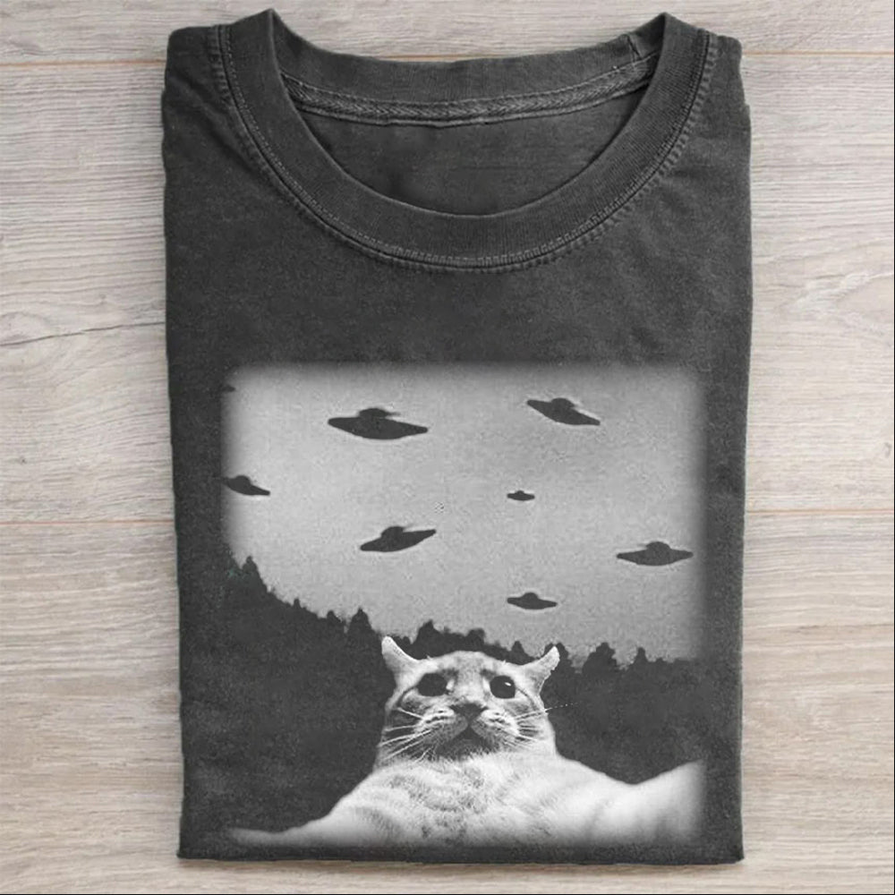 Cat-selfie-with-UFO-washed cotton T-shirt - heygraff